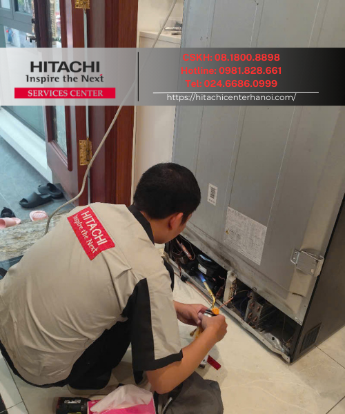 Kĩ thuật viên sửa chữa máy nén tại nhà khách hàng