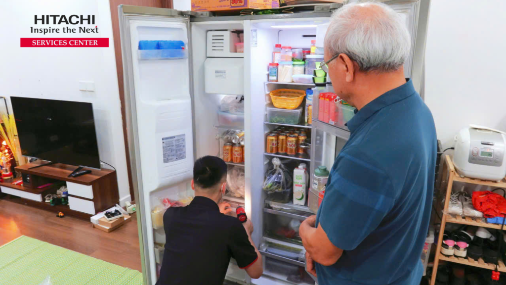 Nhân viên Hitachi kiểm tra vấn đề trên tủ lạnh Hitachi Nhân viên Hitachi kiểm tra vấn đề trên tủ lạnh Hitachi